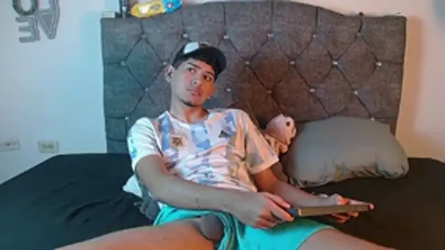 Snapshot of logan_willyams_ chatting on October 18, 2025, 9:59 pm logan willyams  online show from October 18, 2025, 9:59 pm