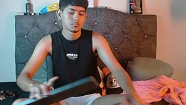 Snapshot of logan_willyams_ chatting on October 21, 2025, 5:08 am logan willyams  online show from October 21, 2025, 5:08 am