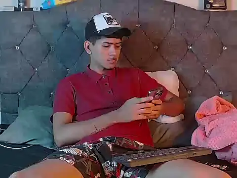 Snapshot of logan_willyams_ chatting on October 21, 2025, 9:26 pm logan willyams  online show from October 21, 2025, 9:26 pm