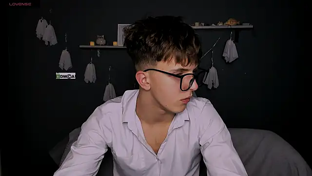 Snapshot of travis_wolf_ chatting on October 29, 2025, 8:32 pm travis wolf online show from October 29, 2025, 8:32 pm