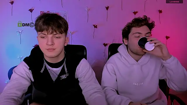 Snapshot of travis_wolf_ chatting on February 22, 2026, 10:03 am travis wolf online show from February 22, 2026, 10:03 am