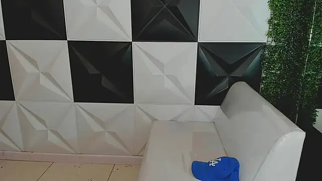 Snapshot of bull_cam chatting on October 4, 2025, 6:50 pm bull cam online show from October 4, 2025, 6:50 pm