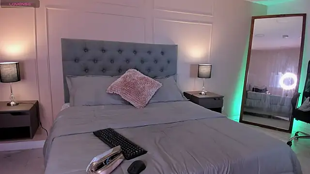 ALICESANDOVAL online show from September 18, 2025, 11:45 am