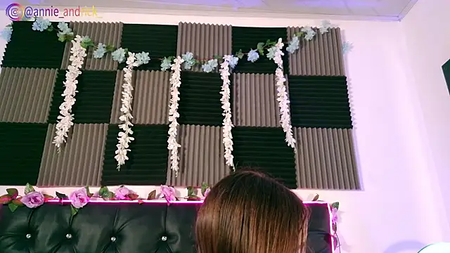  leda swan  online show from March 5, 2026, 1:29 pm