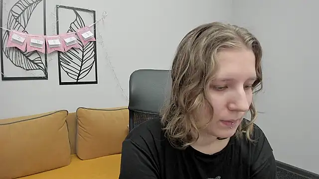 Snapshot of Hailey_Foxy chatting on February 13, 2026, 12:01 pm Hailey Foxy online show from February 13, 2026, 12:01 pm