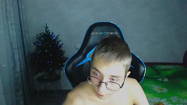 glasses cat online show from December 4, 2025, 6:38 pm