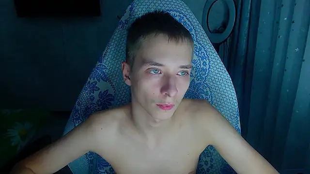 glasses cat online show from February 10, 2026, 9:52 pm