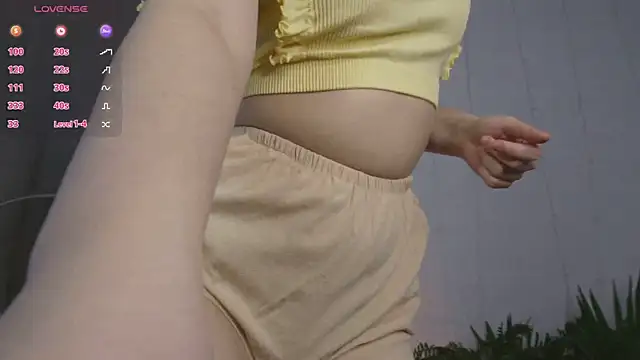 Lina Glow online show from April 19, 2026, 6:46 am