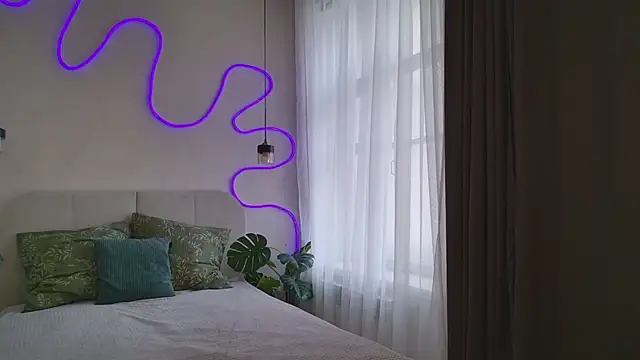 Lina Glow online show from April 29, 2026, 6:39 am