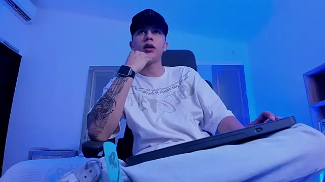 liaamsmiith  online show from September 11, 2025, 1:33 pm