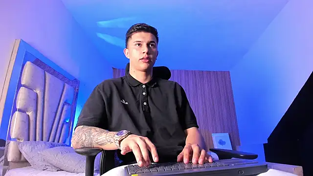 liaamsmiith  online show from October 1, 2025, 12:33 pm