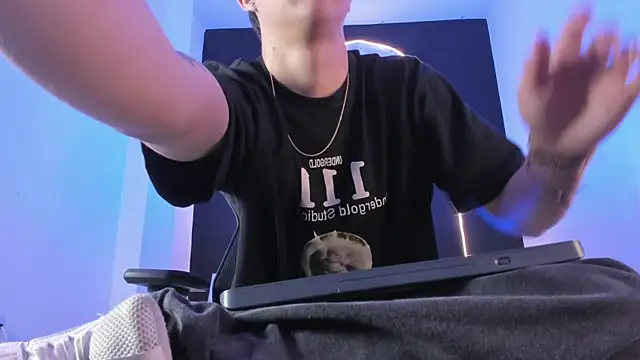 liaamsmiith  online show from November 4, 2025, 12:26 pm