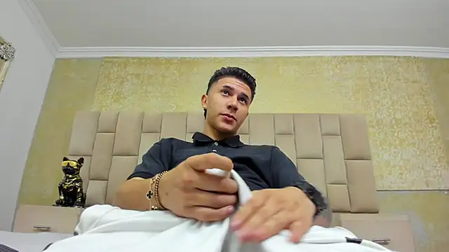 liaamsmiith  online show from November 16, 2025, 12:22 pm