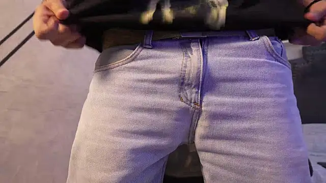 liaamsmiith  online show from November 24, 2025, 12:49 pm