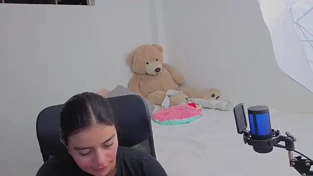 valerihouse online show from April 16, 2026, 1:50 am