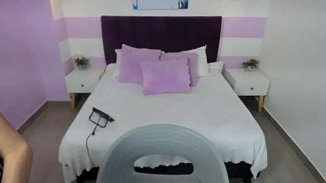 antonellariva  online show from September 22, 2025, 9:06 pm