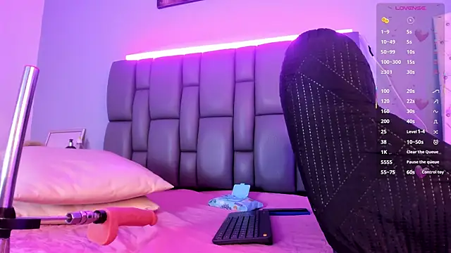 Niicolle Evanss online show from September 22, 2025, 8:00 pm