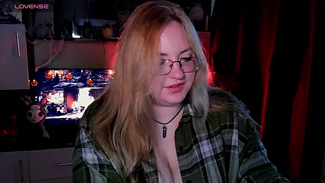 Snapshot of ZayaRush chatting on November 15, 2025, 7:49 am ZayaRush online show from November 15, 2025, 7:49 am