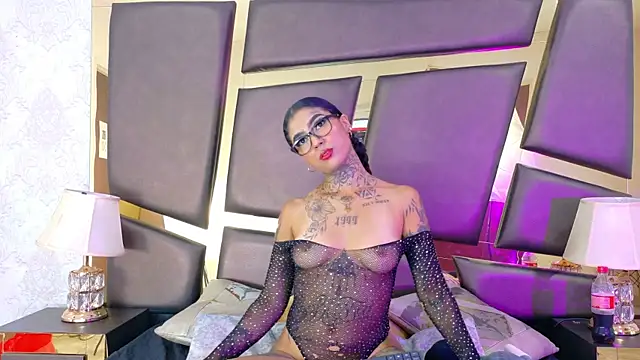 EmilieLake online show from October 21, 2025, 8:31 pm