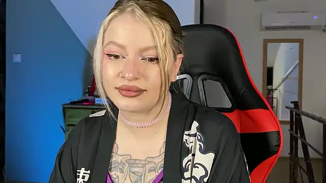 Snapshot of Mia_Kamp chatting on September 20, 2025, 3:35 pm Mia Kamp online show from September 20, 2025, 3:35 pm