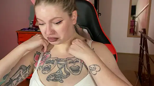 Snapshot of Mia_Kamp chatting on October 16, 2025, 6:42 pm Mia Kamp online show from October 16, 2025, 6:42 pm