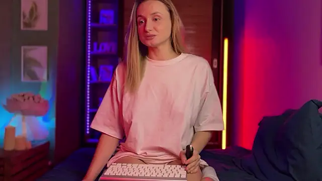 LovaMay online show from February 22, 2026, 10:58 am