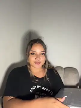 Snapshot of AnnyLopezzz_ chatting on April 25, 2026, 7:11 am AnnyLopezzz online show from April 25, 2026, 7:11 am