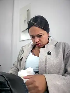 -Mia1 online show from December 15, 2025, 12:31 pm