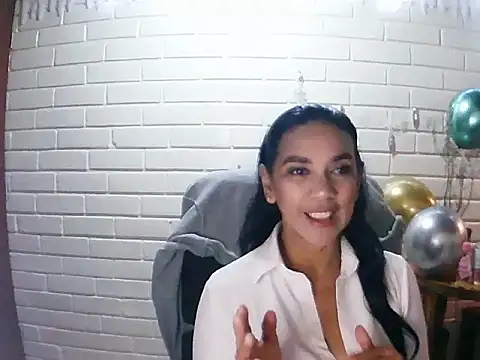 MiiaVelasquez online show from November 21, 2025, 4:11 am