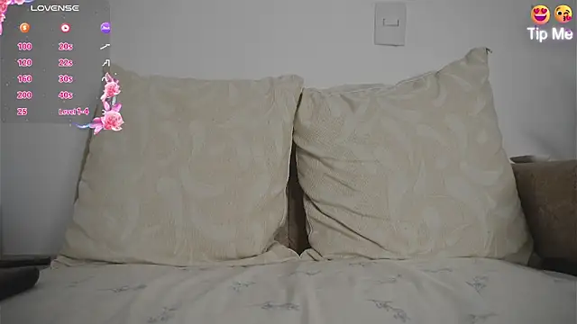 Roxybeautyy online show from April 6, 2026, 9:32 am