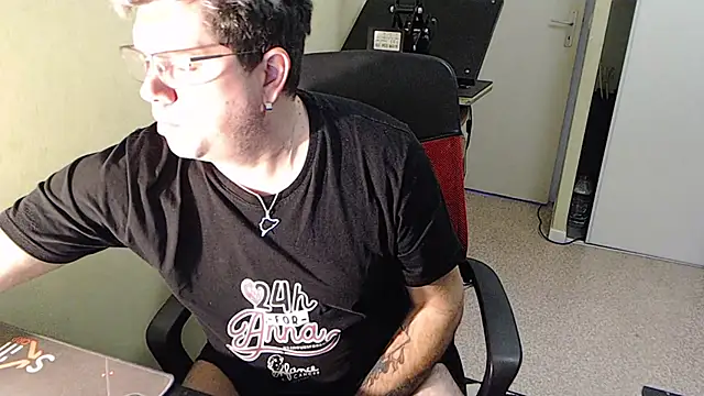 blueandwhite1 online show from December 18, 2024, 4:06 pm