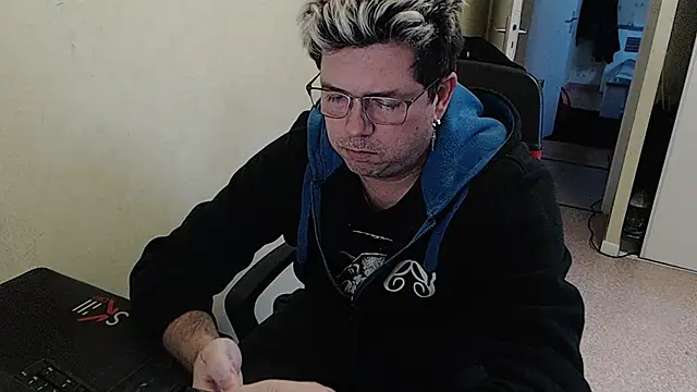 blueandwhite1 online show from December 31, 2024, 4:35 pm