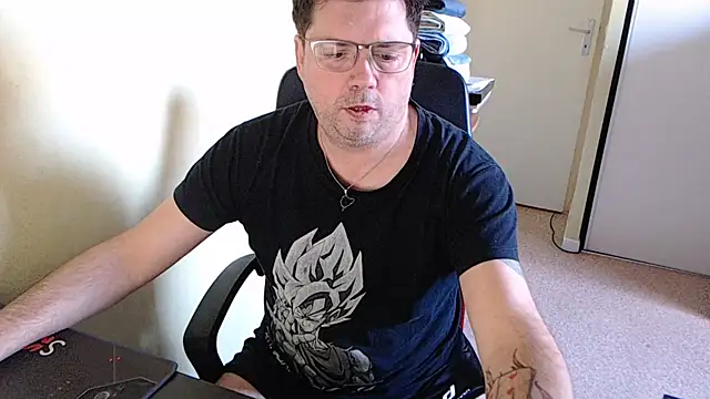 blueandwhite1 online show from February 5, 2025, 3:20 pm