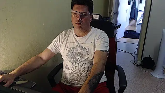 blueandwhite1 online show from September 27, 2025, 7:57 am