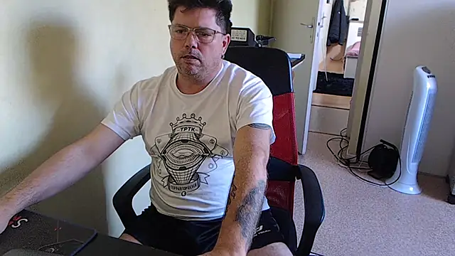 blueandwhite1 online show from October 18, 2025, 9:21 am