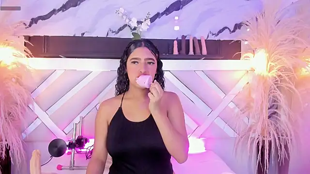 Zoe-Johnson  online show from April 14, 2026, 9:43 pm