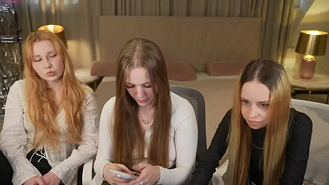 Snapshot of Ella_054 chatting on October 13, 2025, 2:28 pm Ella 054 online show from October 13, 2025, 2:28 pm