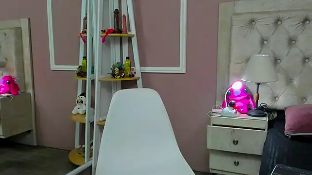 yiyisandoval online show from December 4, 2025, 7:44 pm