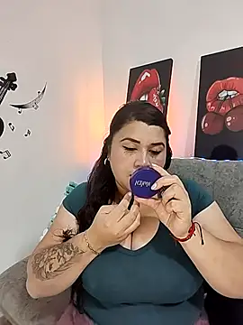 SafiroFer online show from October 23, 2025, 9:02 pm