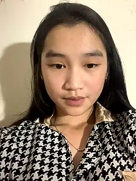 Snapshot of -Lie-06 chatting on October 19, 2025, 12:50 pm -Lie-06 online show from October 19, 2025, 12:50 pm