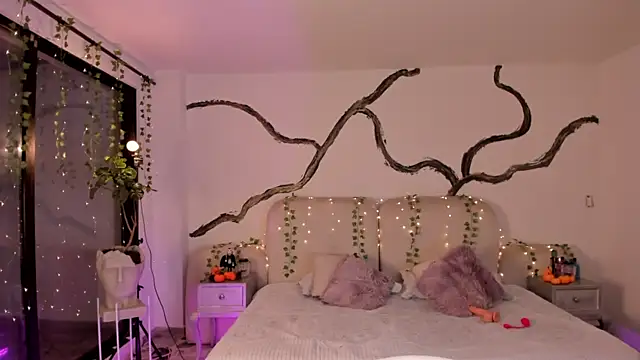 SarahCastro1  online show from October 21, 2025, 4:35 am