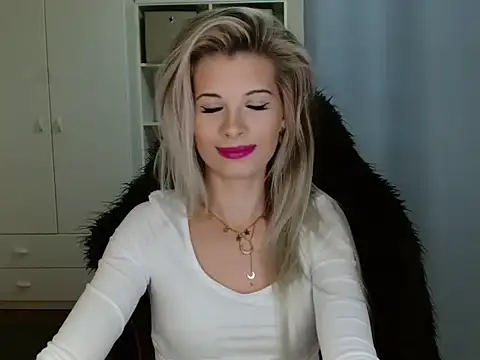 KristineGlow online show from November 6, 2025, 7:20 am