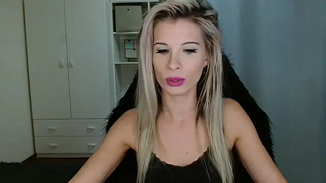 KristineGlow online show from November 13, 2025, 4:06 pm