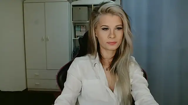 KristineGlow online show from April 6, 2026, 6:14 am