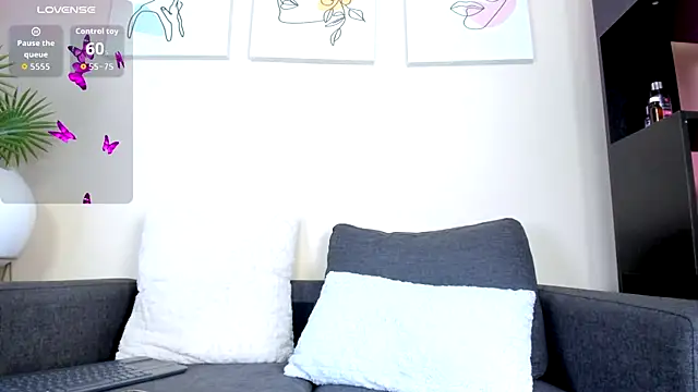 AlanaFox-x online show from September 17, 2025, 11:56 am