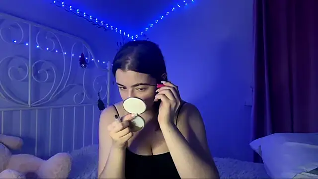 HoneyMist online show from October 4, 2025, 6:06 pm