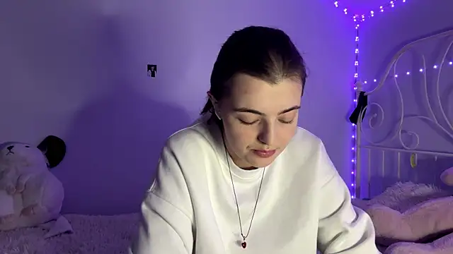 HoneyMist online show from November 10, 2025, 4:17 pm