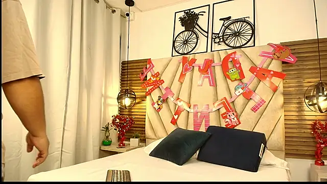 elizawiliamst online show from September 17, 2025, 11:34 am