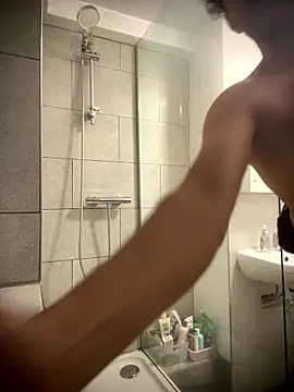 shiitposter male online show from January 7, 2026, 4:42 pm