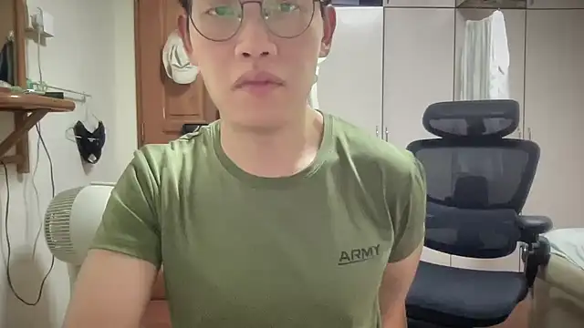 Passionatetwink2 online show from October 10, 2025, 5:12 pm